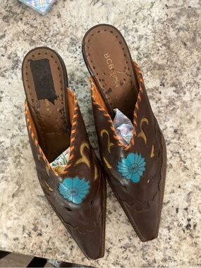 BCBG Brown Leather Pointed Mules with Turquoise Floral Medallions Womens 10B